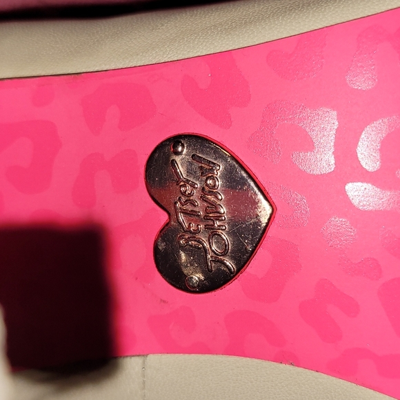 Betsy Johnson ruffled spiked leather pumps beige/tan - Picture 5 of 13